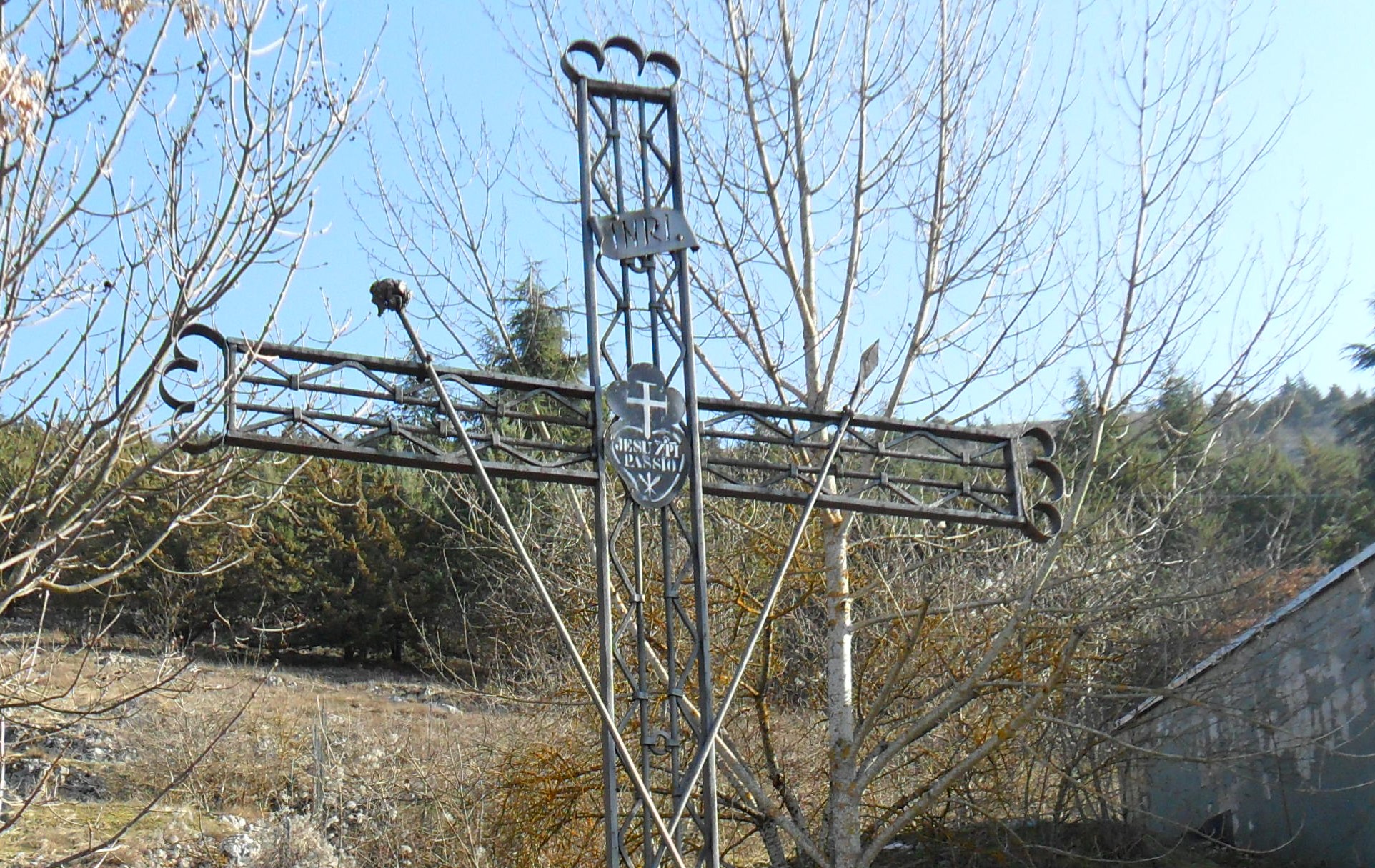 Croci, nicchie e segni sparsi di&nbsp;religiosità